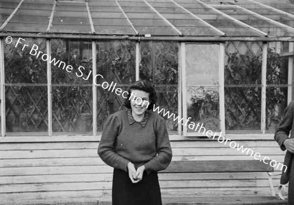 DR.ROBERT(ROBBIE) O'MEARA & FAMILY AT 81 PEMBROKE ROAD INCL MRS MCDONNELL (MARY O'M)